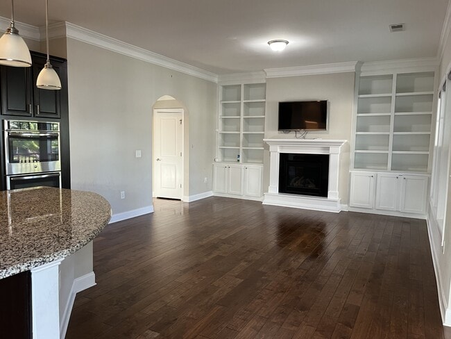 Building Photo - 104 Heartsease Ln