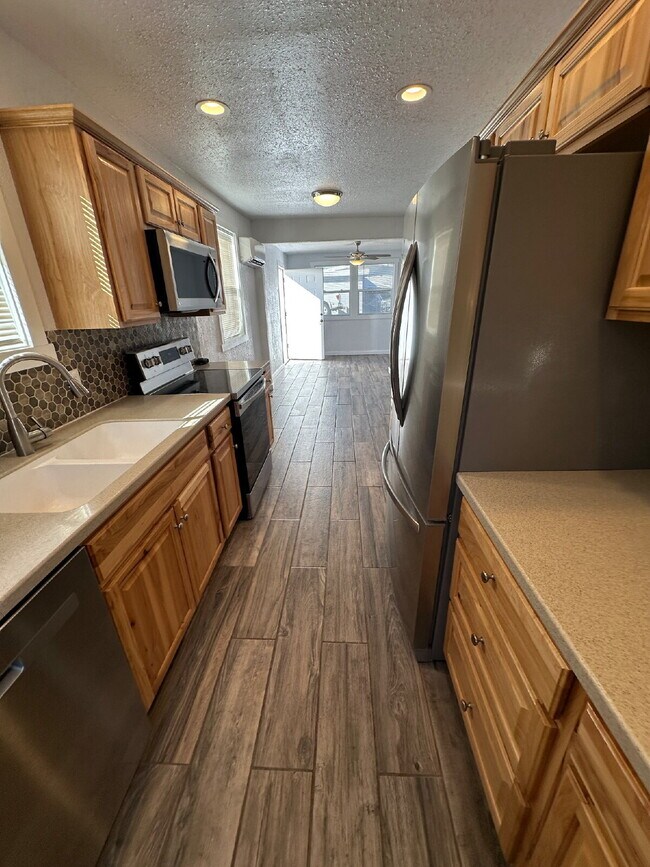 Building Photo - "Charming Little 2-Bedroom Gem on North 5th Street with Elegant Granite Touches!"