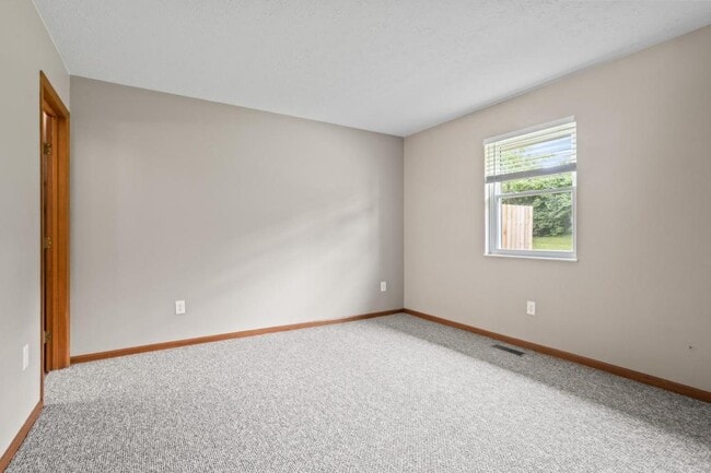 Building Photo - 3477 Redbud Dr