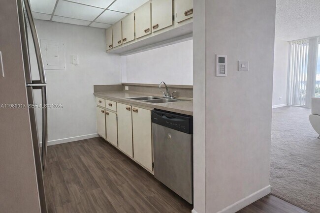 Building Photo - 7601 E Treasure Dr