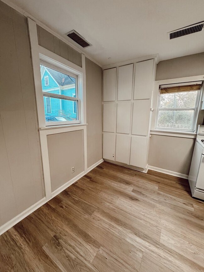 Building Photo - Charming 3-Bedroom Cottage in Normaltown –...