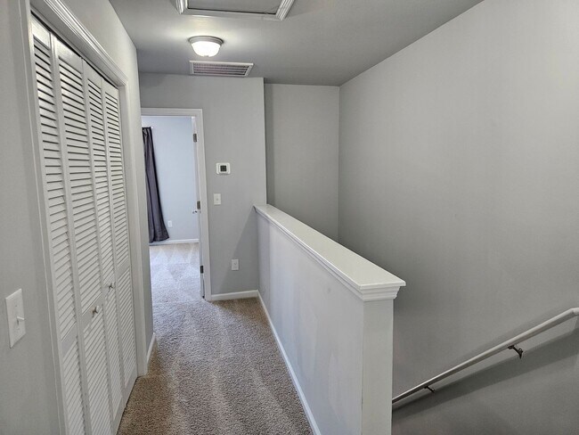 Building Photo - Beautiful unfurnished End unit - 2 bedroom...