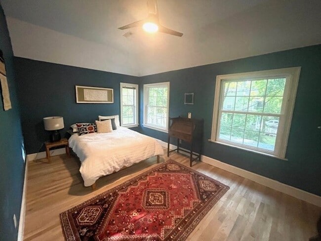Building Photo - HISTORIC DOWNTOWN  3 bedroom 2.5 bath home