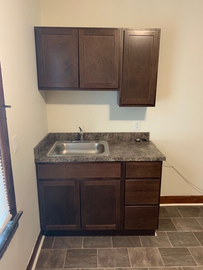 Building Photo - 1030 Center St