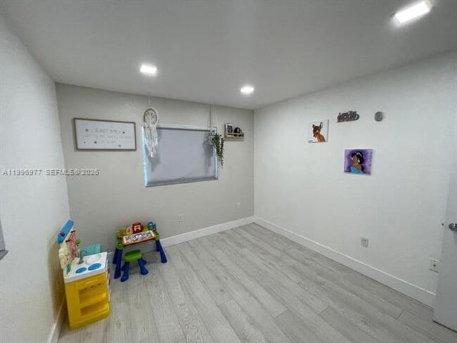 Building Photo - 325 NW 19th Ln