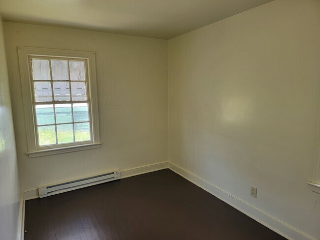 Building Photo - 2 Bedroom 1 Bathroom