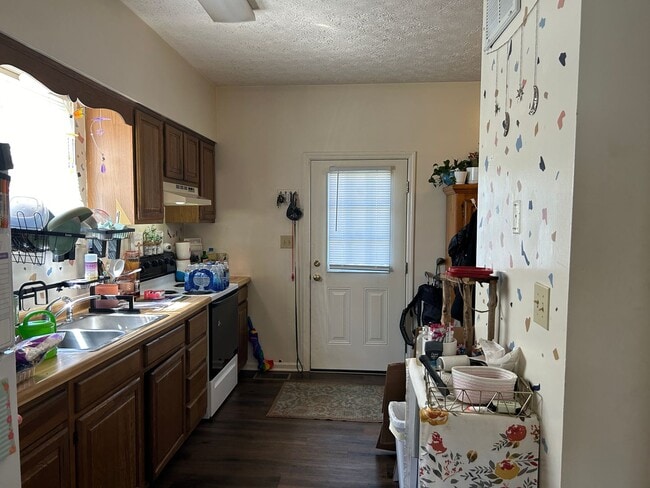 Building Photo - 2 Bedroom Duplex within walking distance o...