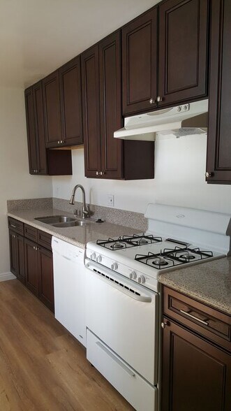 Building Photo - 933 S Manhattan Pl