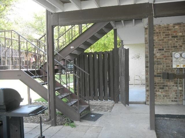 Building Photo - 100 Royal Way Dr