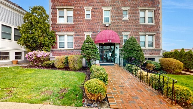 Building Photo - Medford Square 1-bed with heat and hot water included