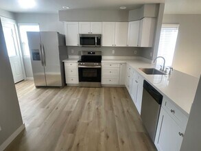 Building Photo - Special:2 weeks free! Remodeled 3bd, 2.5ba...