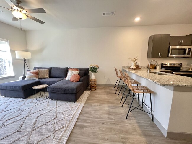 Building Photo - Tuscany | 1 Bed 1 Bath | 786 sf