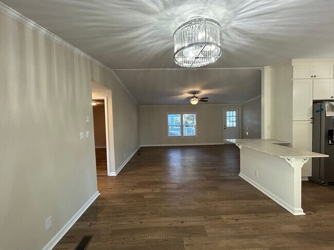 Building Photo - 3 bedroom, 2 bath