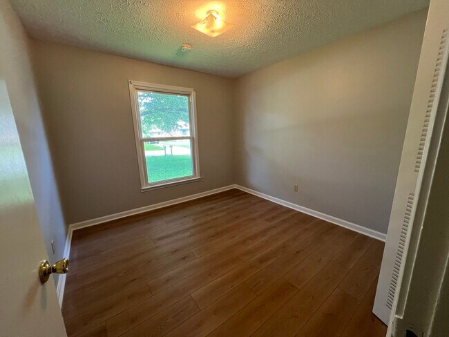 Building Photo - 305 Hillcrest Dr