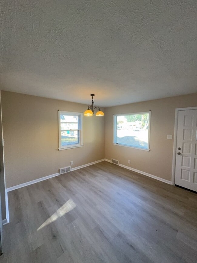 Building Photo - Beautifully Updated 3 Bedroom 2 Bath Home ...