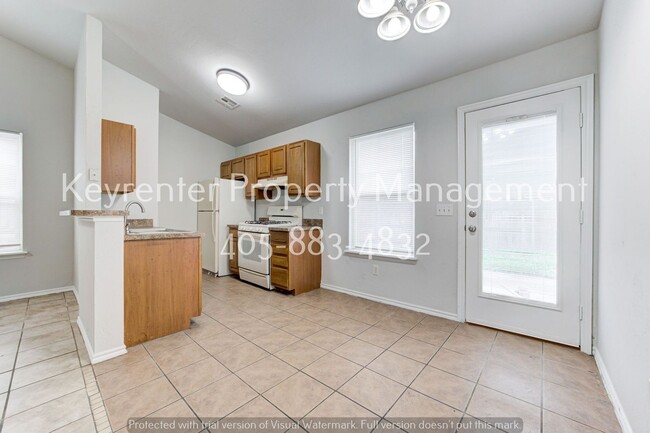 Building Photo - Cute 3BD/2BTH Duplex in Central East Norman!