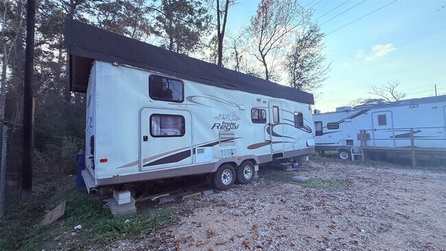 Building Photo - 6806 Treefern Dr