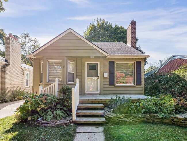Building Photo - Charming Colonial in the Heart of Grosse P...