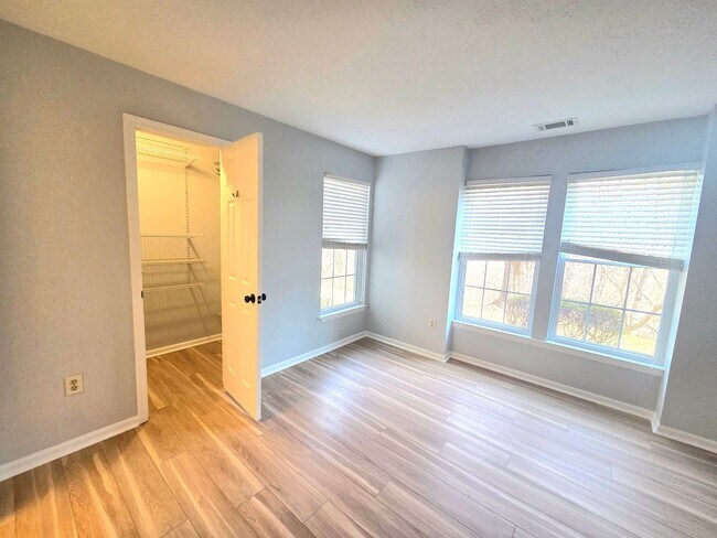 Building Photo - Beautiful 2 BR/2 BA Condo in Ellicott City!