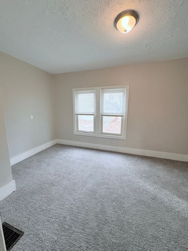 Building Photo - Charming 4-bedroom, 1-bathroom home located in the vibrant city of Cleveland