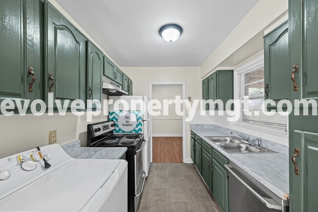 Building Photo - FULLY RENOVATED BERCLAIR RENTAL!