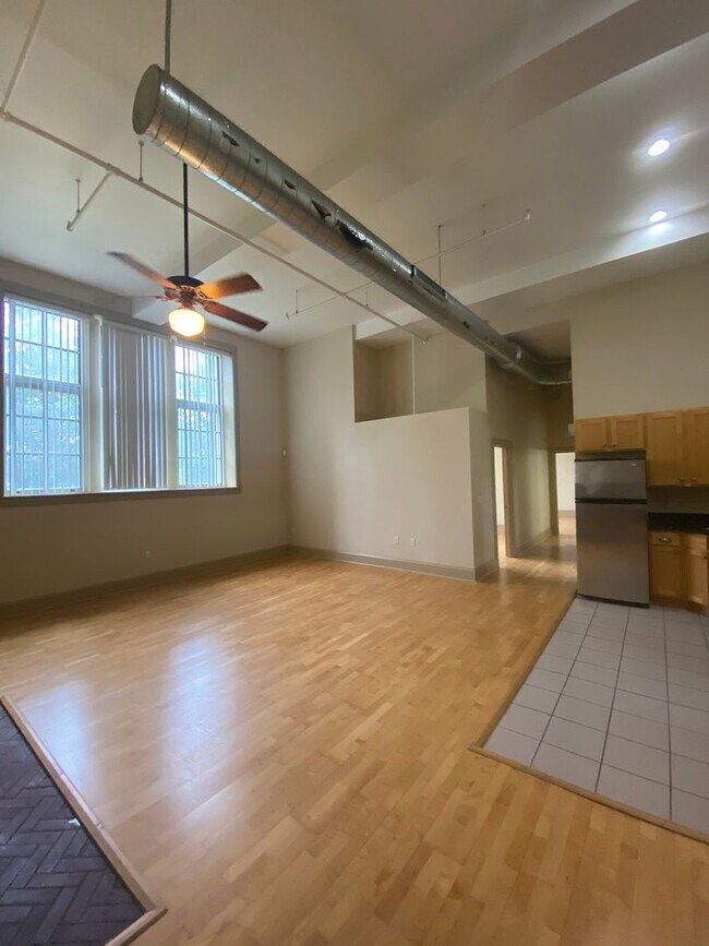Building Photo - Stunning 2-bed, 1 bath apartment near Card...