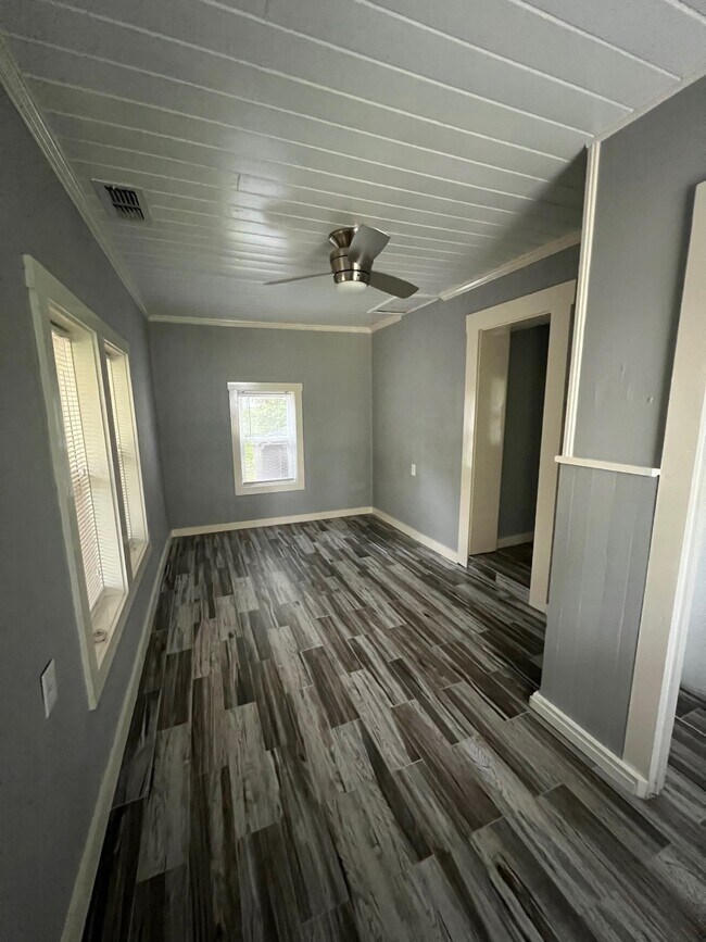 Building Photo - 1316 Aintree Ln