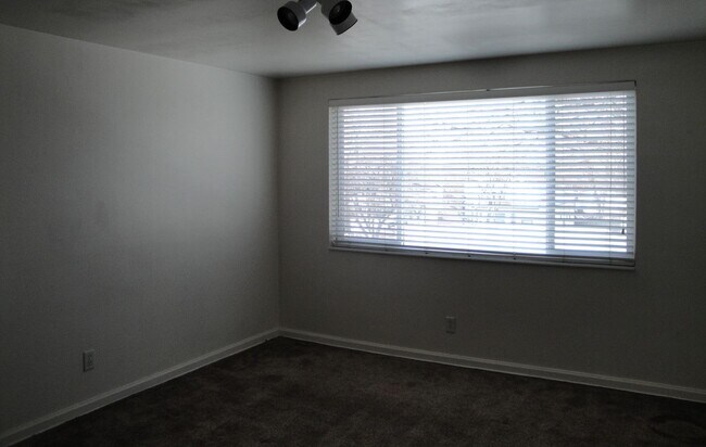 Building Photo - 3 Bedroom Home Near Sugarhouse!