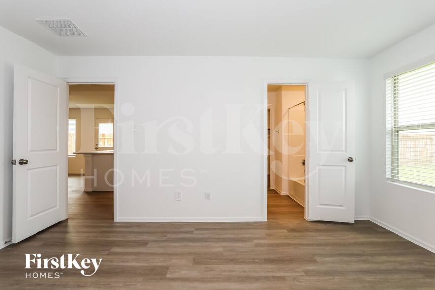 Building Photo - 423 Jewett Meadow Dr