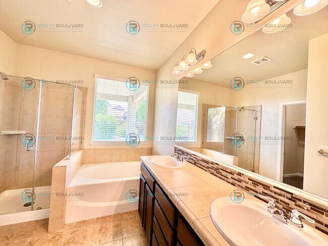 Building Photo - 3 Bedroom 2 Bathroom with Garage covered patio and beautiful yard!