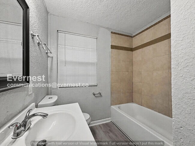 Building Photo - 3 Bed, 2 Bath Home with Modern Amenities / Pet-Friendly / Available Now!