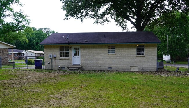 Building Photo - Charming Home in Ideal Location!