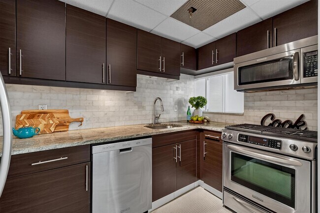 Building Photo - 357 Varick St