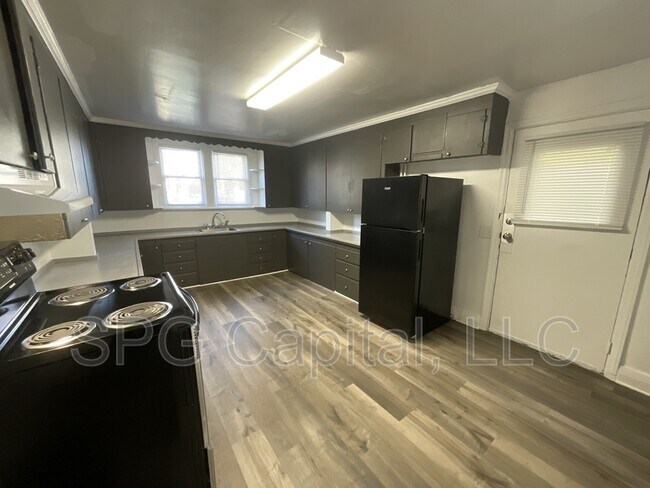 Building Photo - 573 W Princess St