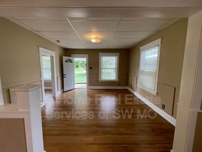 Building Photo - 1104 S Oak Park Dr