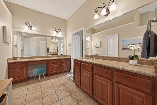 Building Photo - 171 E Lansdowne Cir