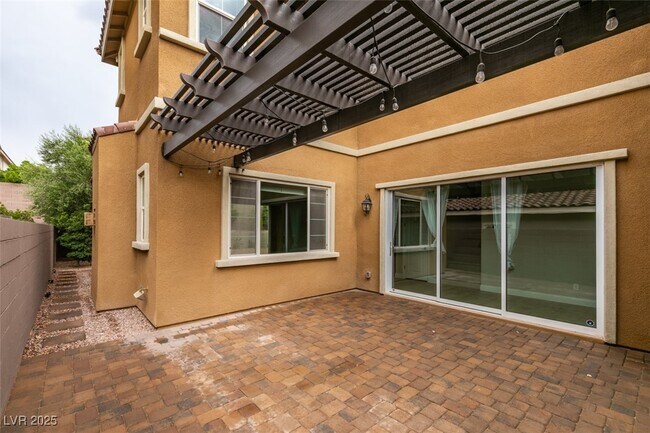 Building Photo - 2566 Speyburn Ave