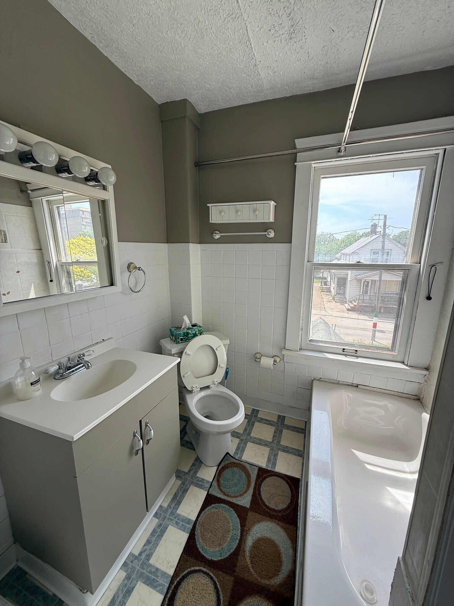 Building Photo - 1357 W 69th St