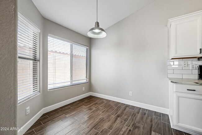 Building Photo - 2075 S Peppertree Dr