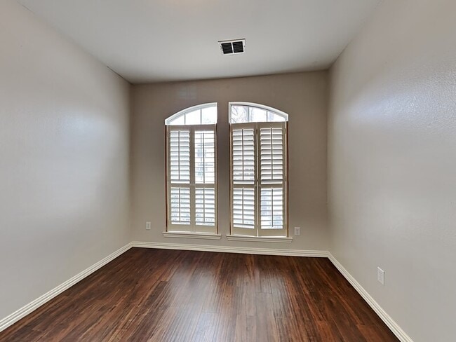 Building Photo - 818 Water Oak Dr