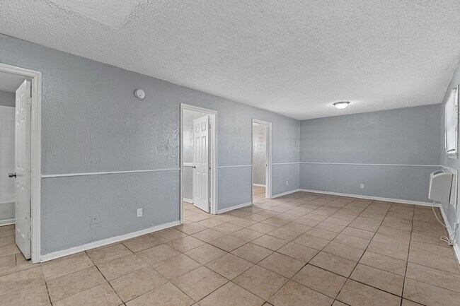 Building Photo - 1820 E Texas St