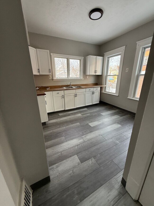 Building Photo - Cudell/West Blvd neighborhood; 4 bedroom/1 bath single family house for rent!