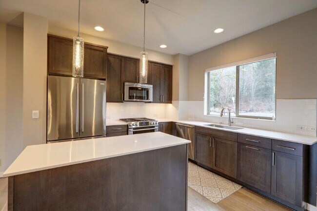 Building Photo - Immaculate and Spacious 2 Bedroom/1.75 Issaquah Townhome!