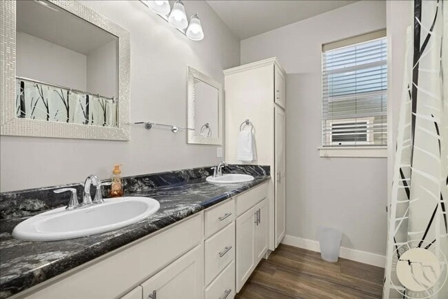 Building Photo - Super clean and Newer 2 bed 2 bath