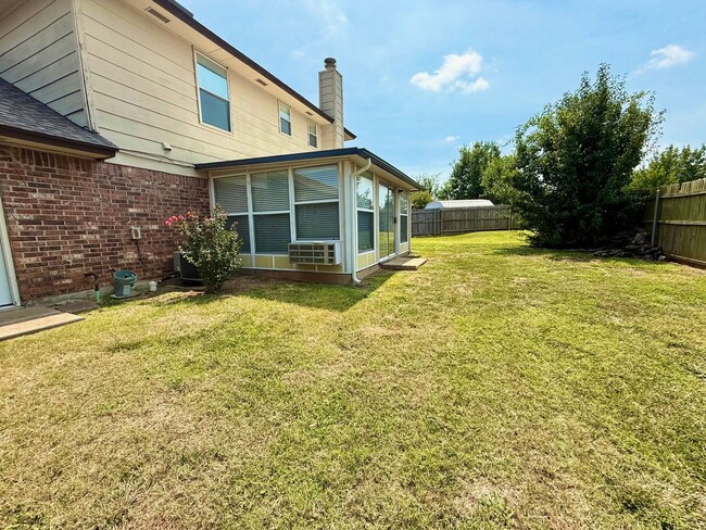 Building Photo - Great Family Home, Great Neighborhood
