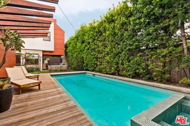 Building Photo - 1509 S Crest Dr