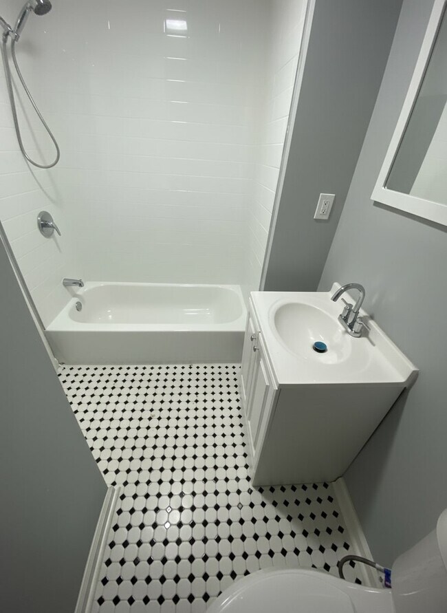 Building Photo - 1911 Fontain St