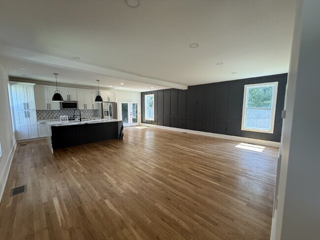 Building Photo - "Spacious 3-Bed, 3.5-Bath in the heart of East Nash