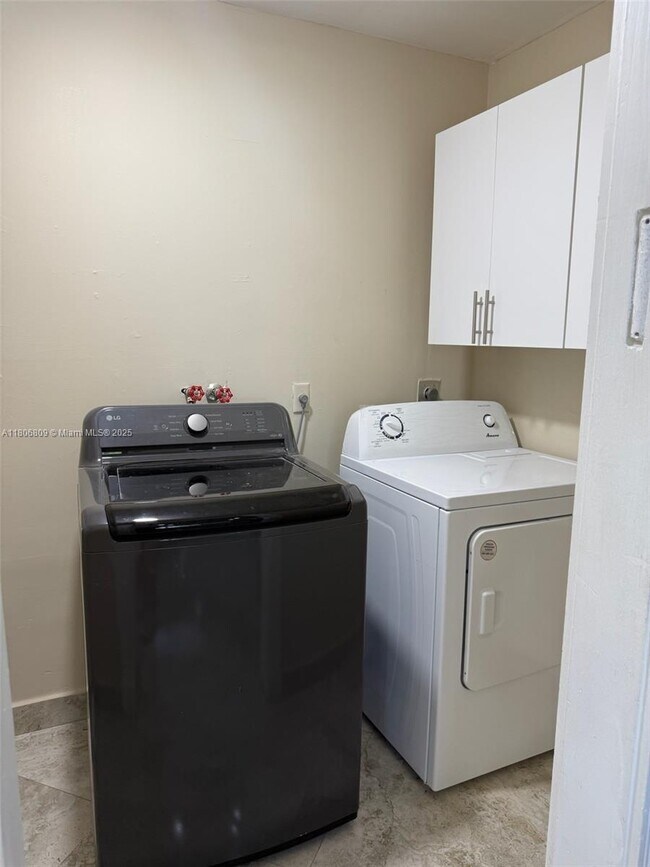 Building Photo - 2701 SW 58th Manor