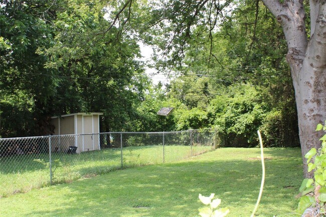 Building Photo - This is a 1 bedroom - 1 bathroom duplex in...
